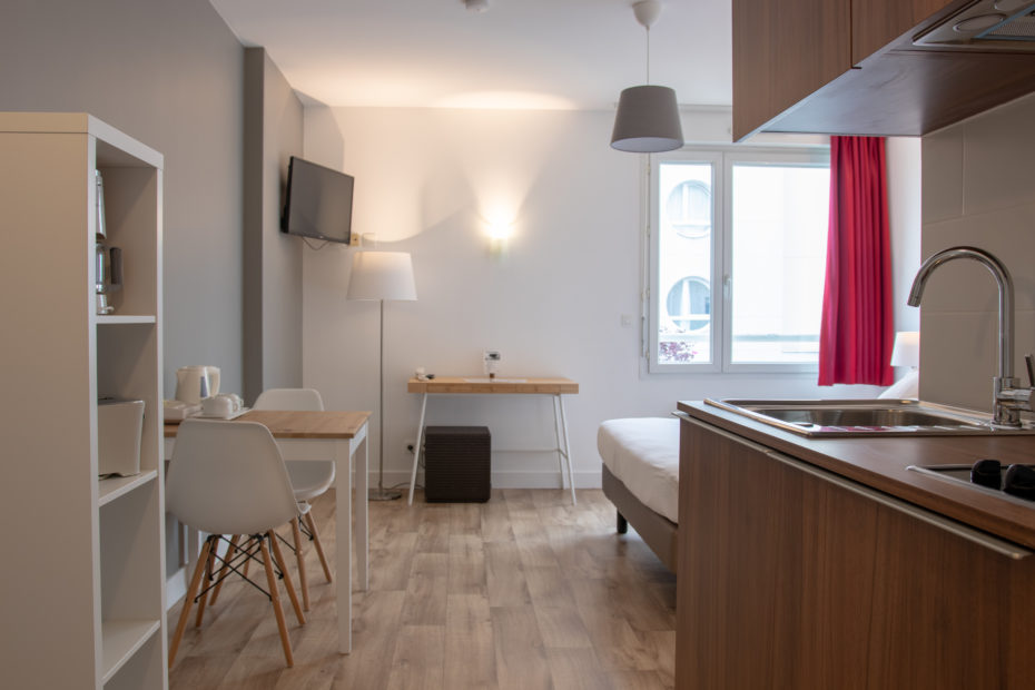 Salon & kitchenette - Studio Supérieur Double Appart hôtel à Pau Victoria Garden